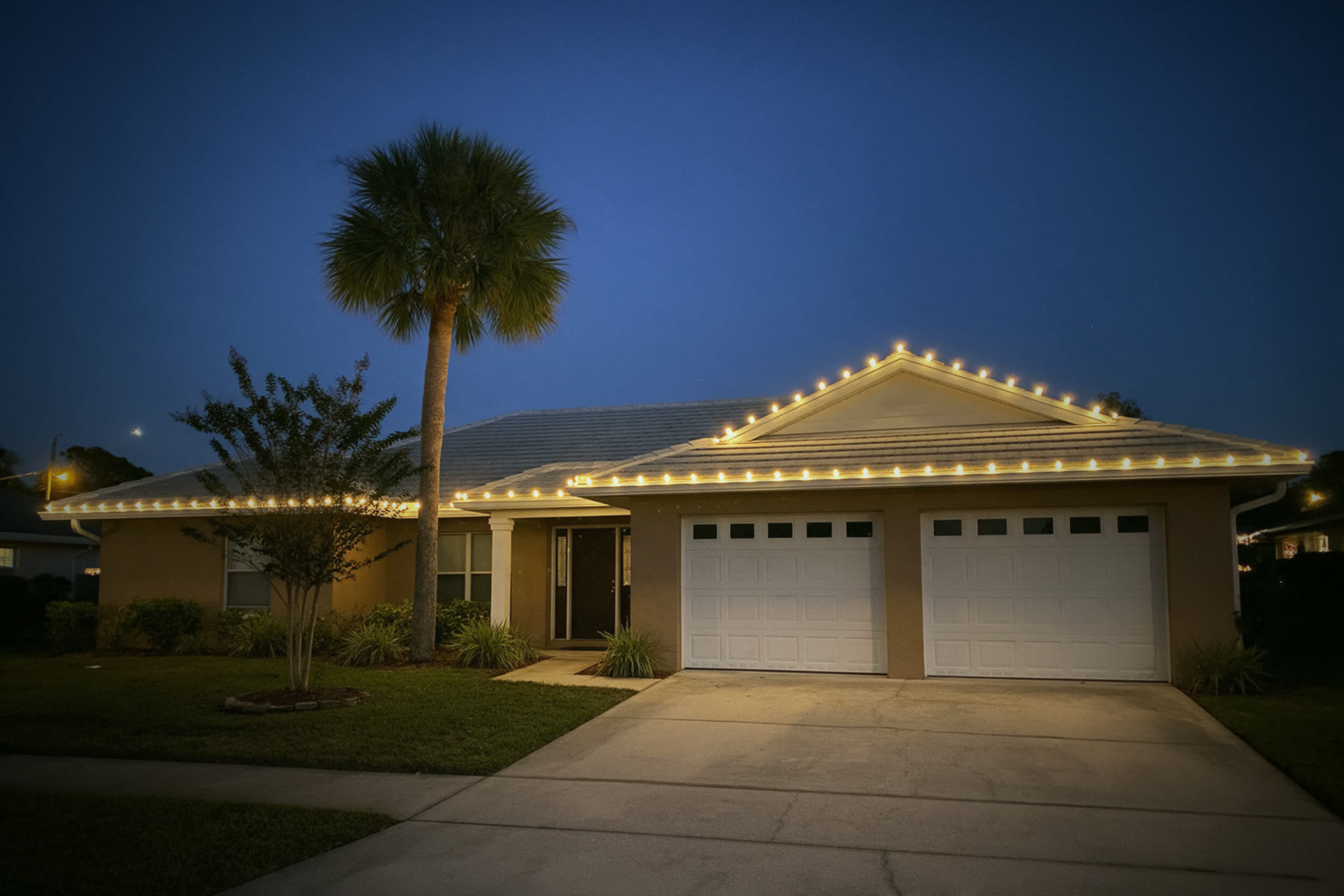 Single-story home: Warm white C9 roofline and a wreath - Christmas lighting design reference